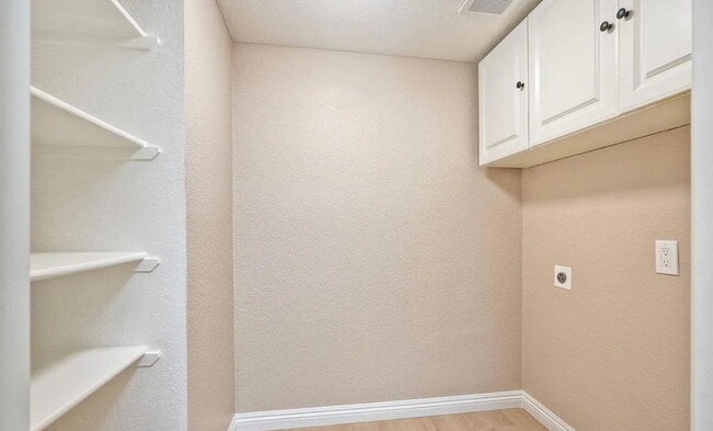 Building Photo - Welcome to this beautifully refreshed 1-be...