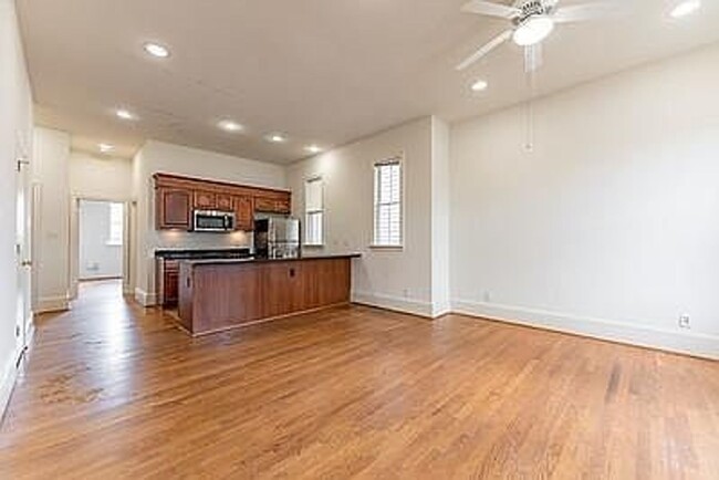 Foto del edificio - Spacious 3-Bedroom Apt on Cary St.