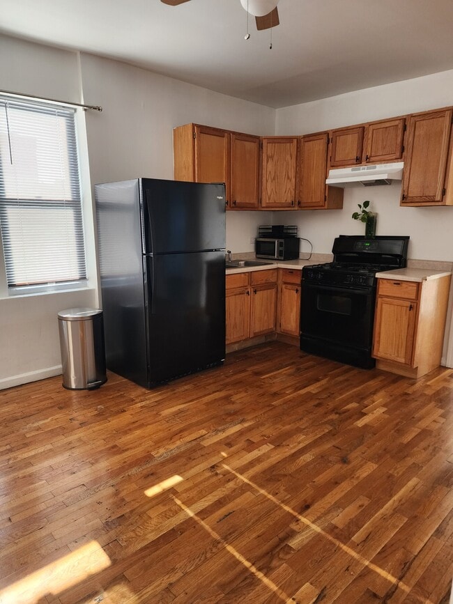 Building Photo - 1549 N Maplewood Ave