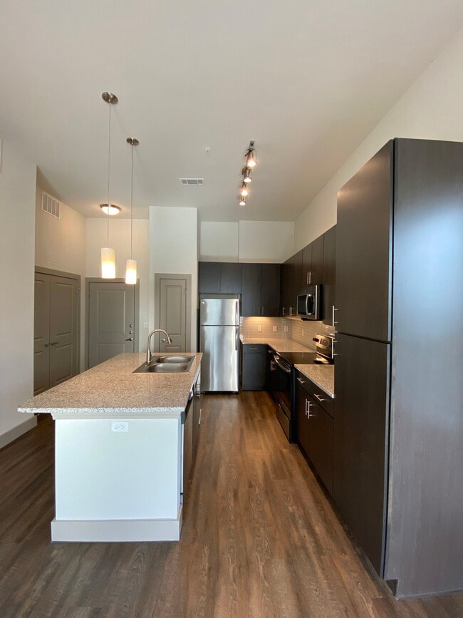 Building Photo - 4211 Glenview Dr