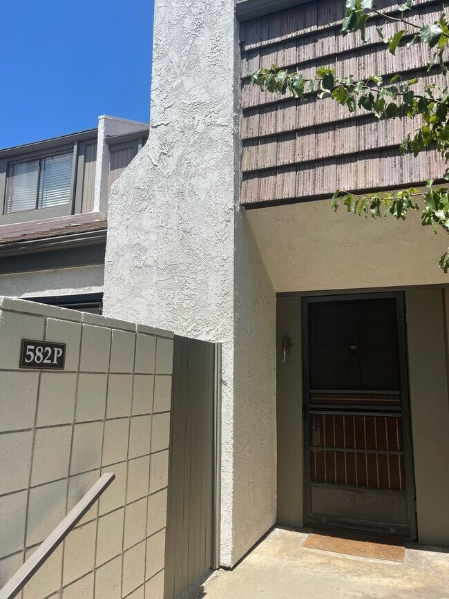 Foto del edificio - 582 W Huntington Dr