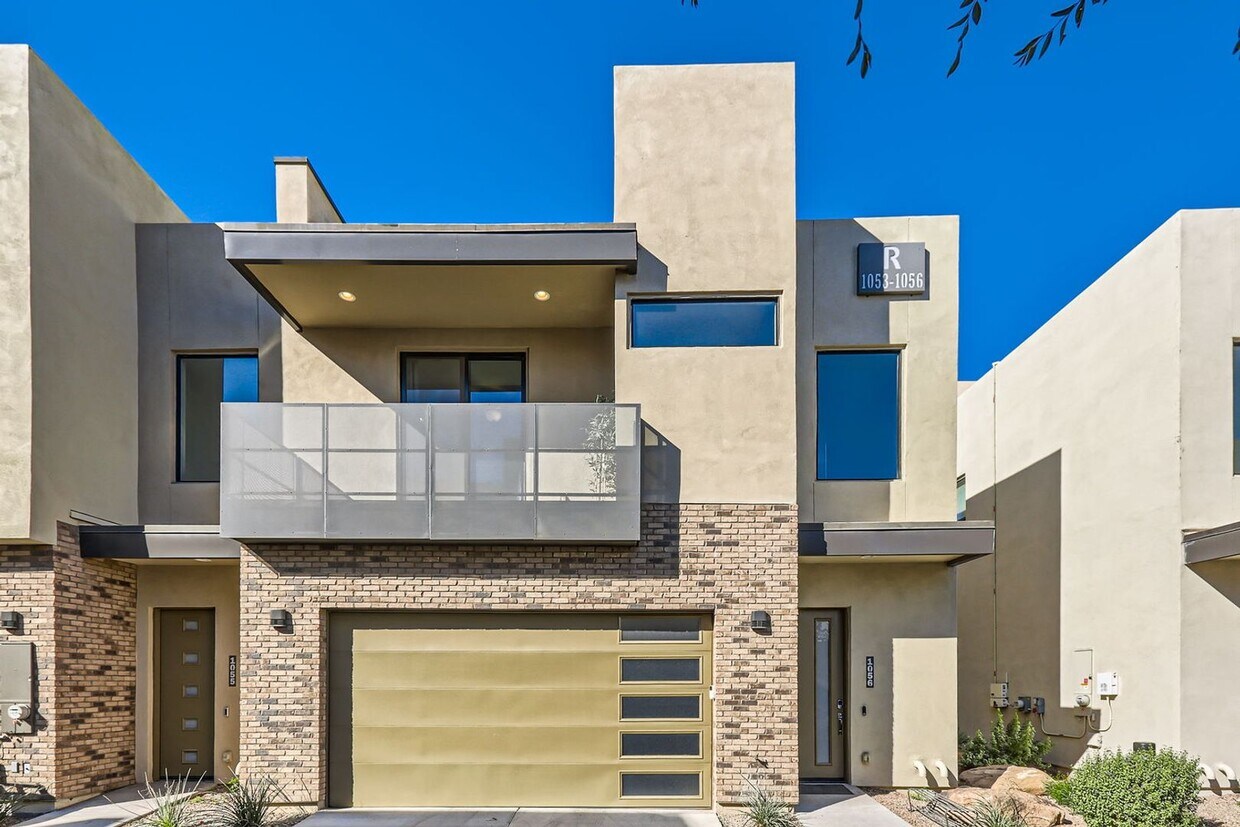 Foto principal - Gorgeous townhome in gated community-fully...