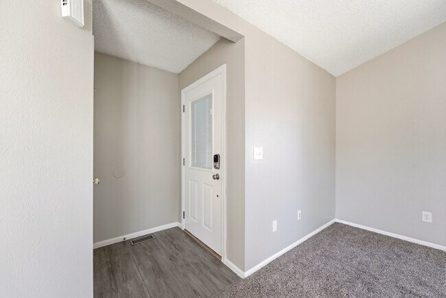 Foto del edificio - $2,440.95, 3 Beds, 2 Baths, Single Family Home in Aurora Washer and Dryer!