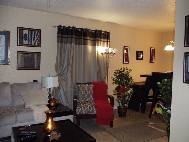 Building Photo - 2 br, 1 bath 4plex - 1502 Oakdale Cir 1502...