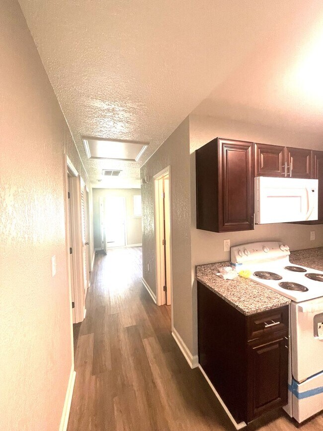Building Photo - Stunning remodeled 2 bedroom duplex home 1...