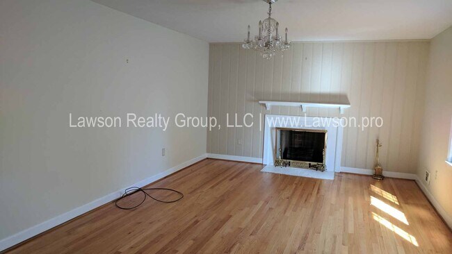 Building Photo - Conveniently Located, Spacious Salem Home