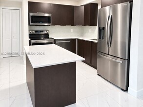 Building Photo - 9353 Fontainebleau Blvd