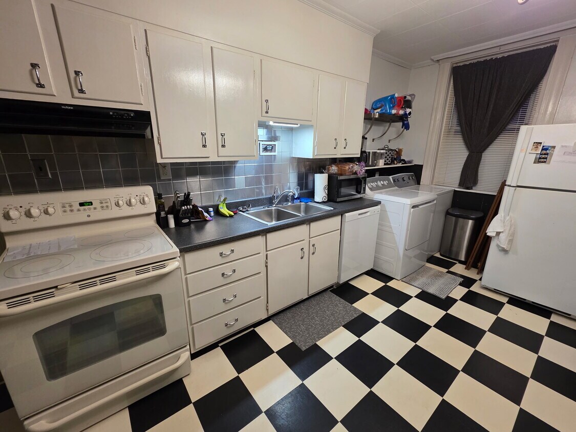 Primary Photo - 215 W Burnett Ave