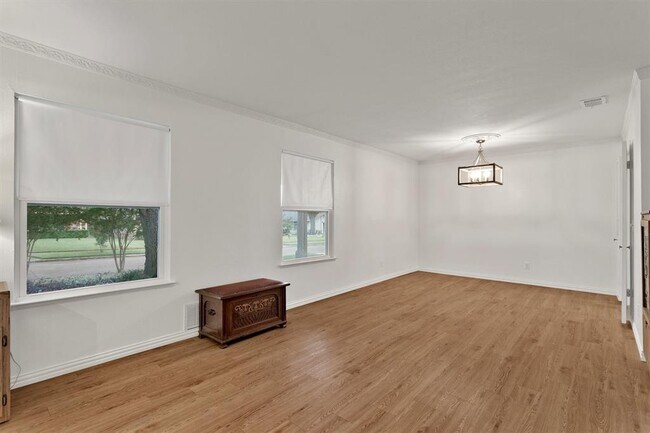 Building Photo - 1760 Mapleton Dr