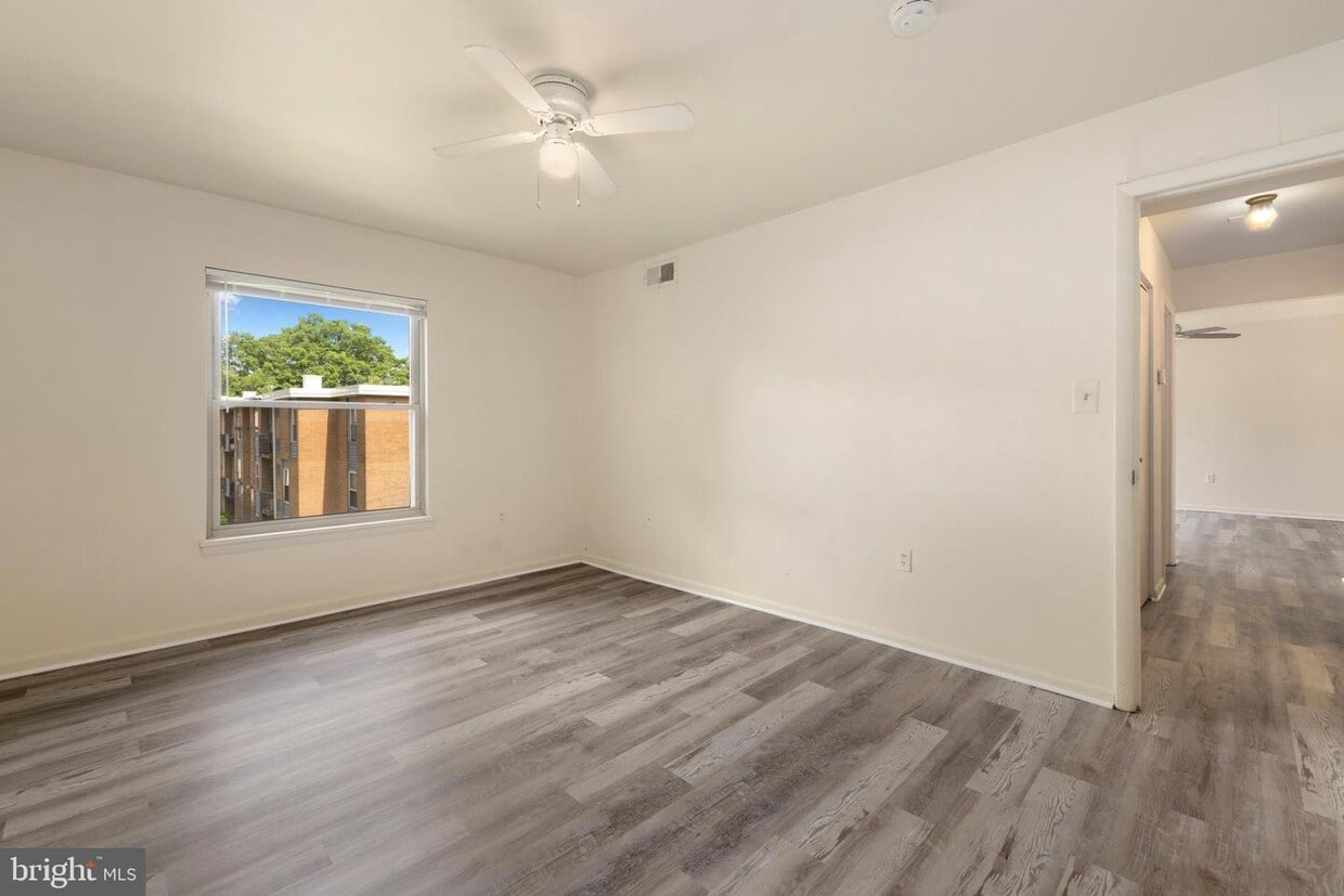 3849 St Barnabas Rd Unit T202, Hillcrest Heights, MD 20746 Room for