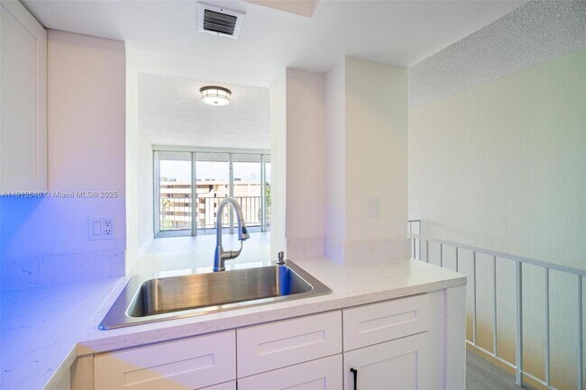 Foto del edificio - 9210 Fontainebleau Blvd