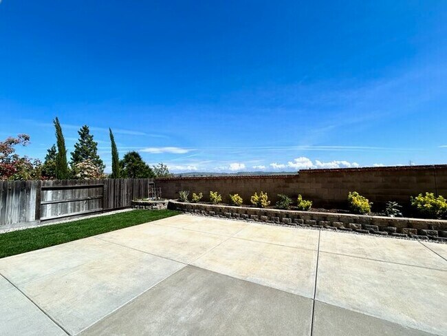 Building Photo - Beautiful 3 Bedroom 2 Bathroom in Folsom -...