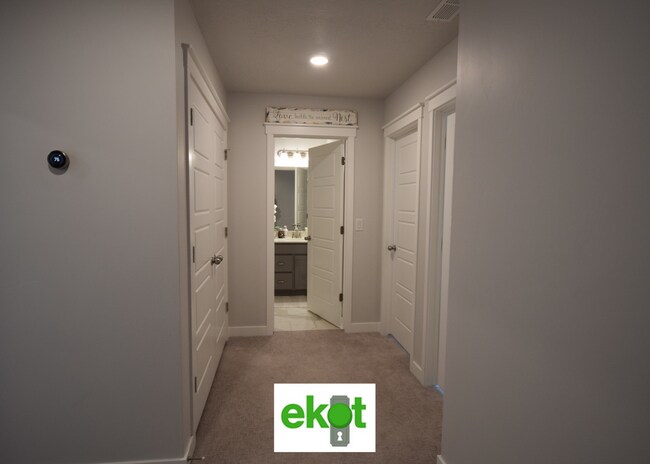 Foto del edificio - Spacious Townhome Near Shopping! 3 BD 2.5 BTH