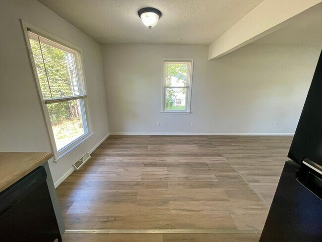 Foto del edificio - Cute 4 Bedroom Home w/ Hardwood Flooring