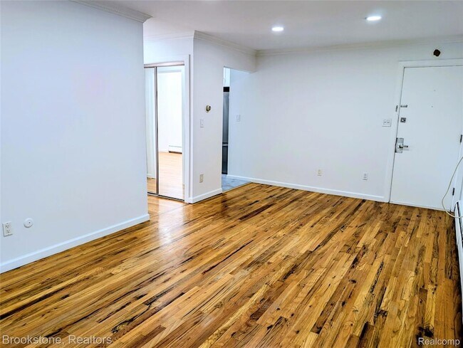 Foto del edificio - 1727 E 14 Mile Rd