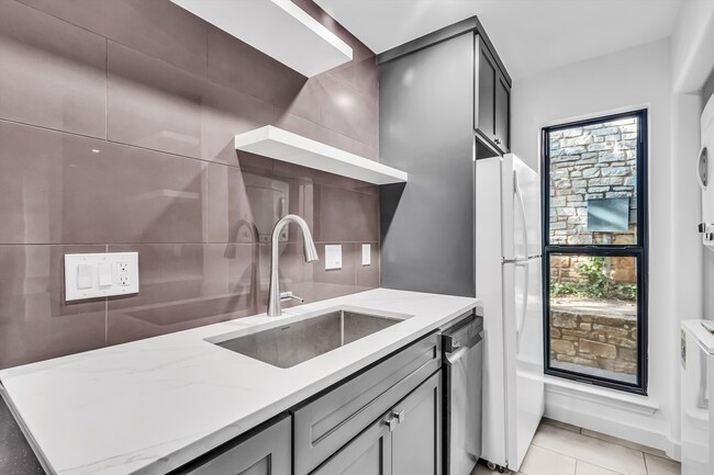 Foto del edificio - 1510 W North Loop Blvd