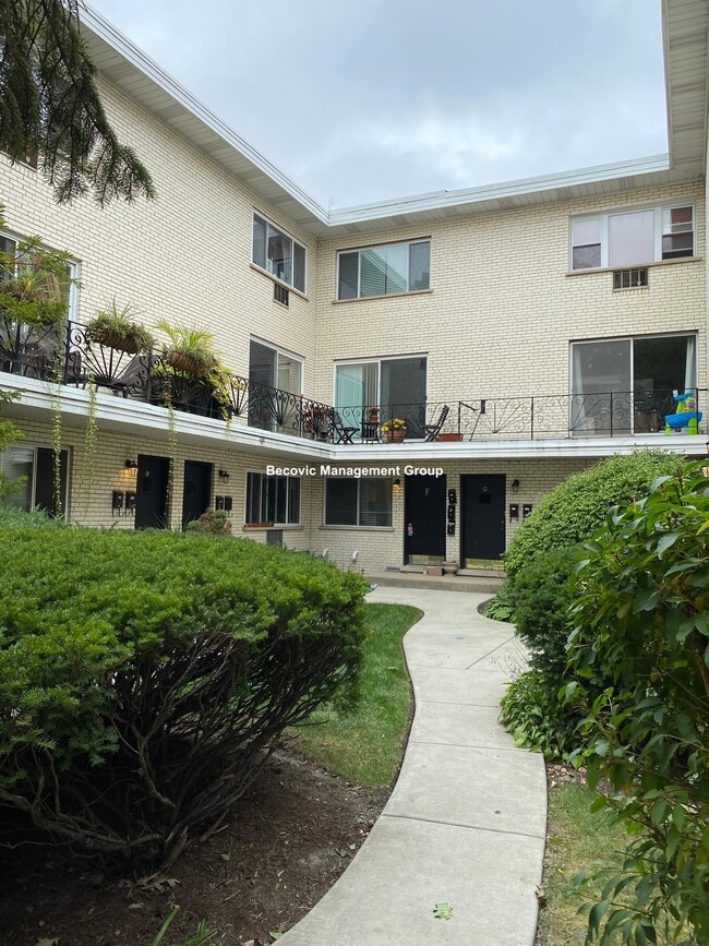 Building Photo - 4201 N Paulina St
