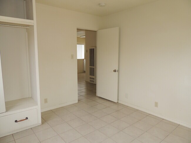 Building Photo - 10872 Stanford Ave