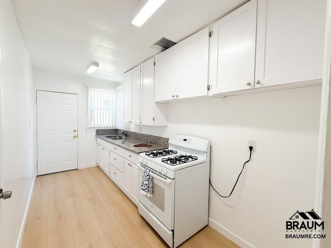 Foto del edificio - 7339 Woodman Ave