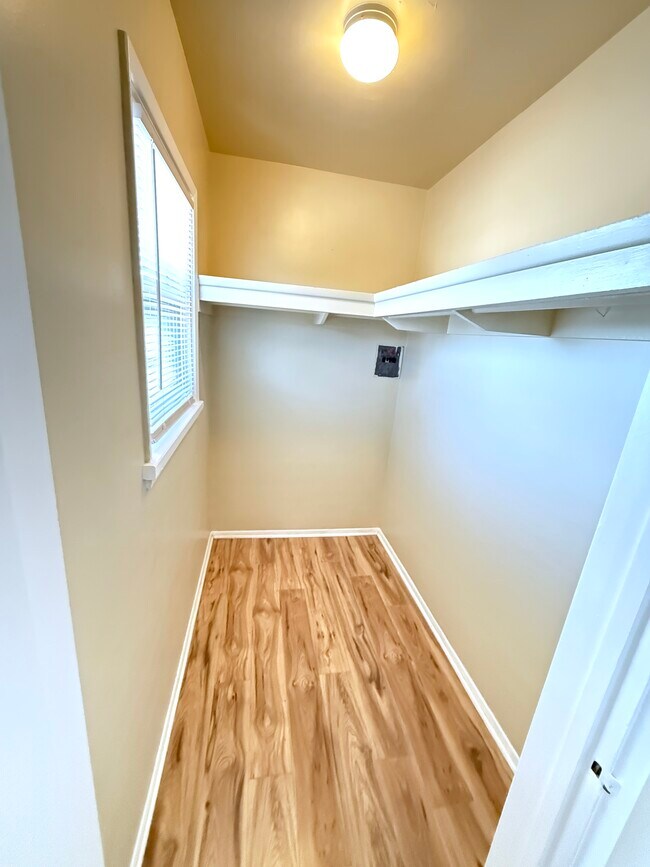 Building Photo - 180 Glover Ave