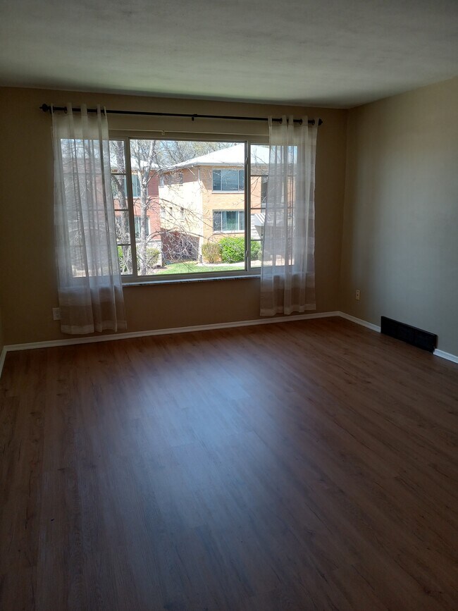 Foto del edificio - 7320 Hampshire Dr