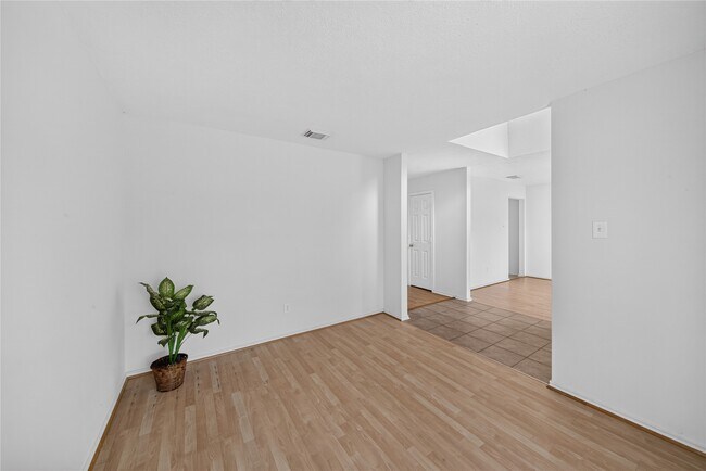 Foto del edificio - 22522 Holly Lake Dr