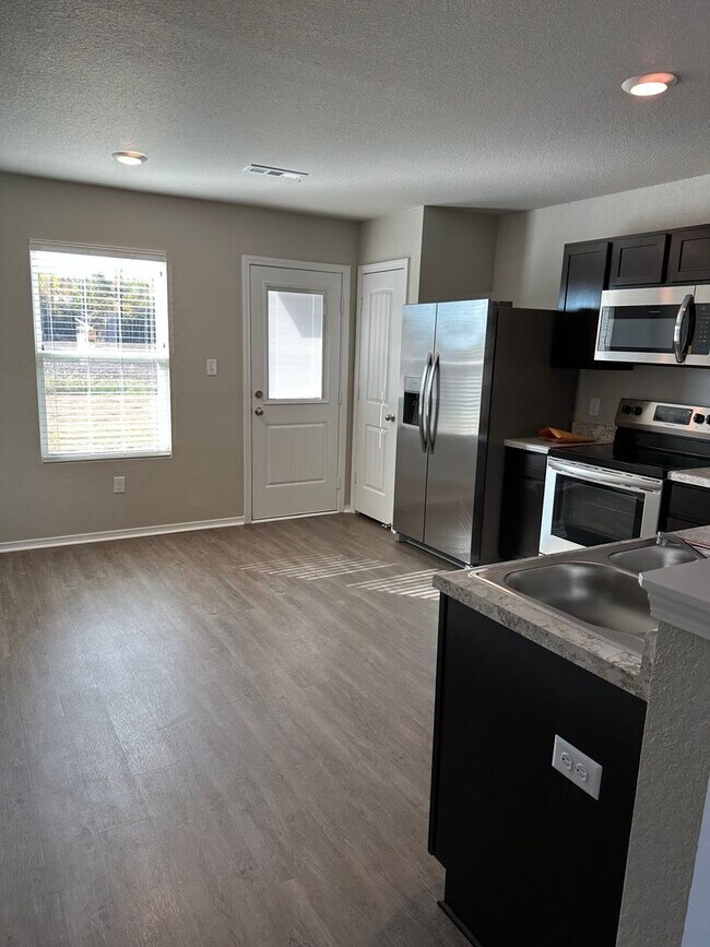 Foto del edificio - Pre-Leasing Now ? Stunning 4-Bedroom | 2-Bath Home in Cypress Bend