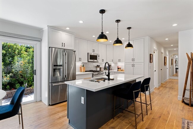Building Photo - Charming 2BR/2BA + Bonus Room Home in Coas...