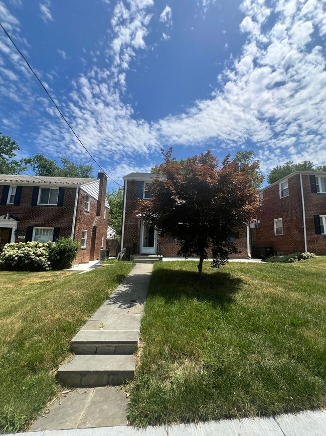 Building Photo - Newly Renovated 5 BR/3.5 BA Single-Family ...