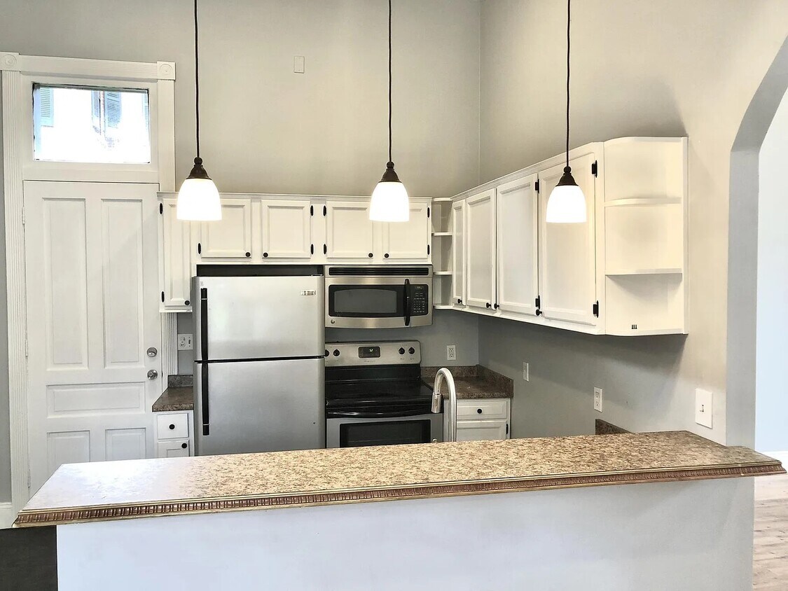 Foto principal - 237 W 8th St