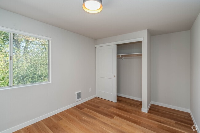 2BR, 1.5BA - 900SF - Bedroom - Mount Si