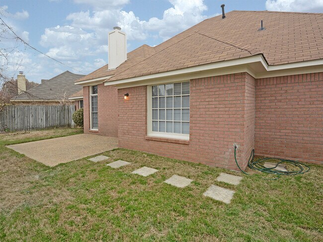 Building Photo - 3 Bedroom, 2 Bath Near Stateline Rd and Ri...