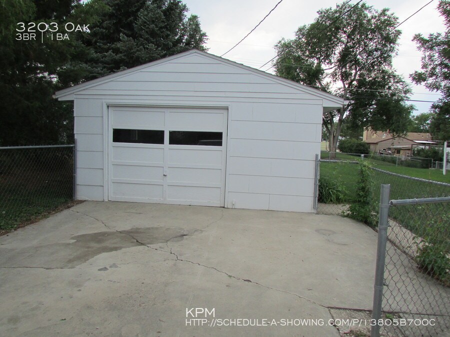 Primary Photo - 3203 Oak Ave