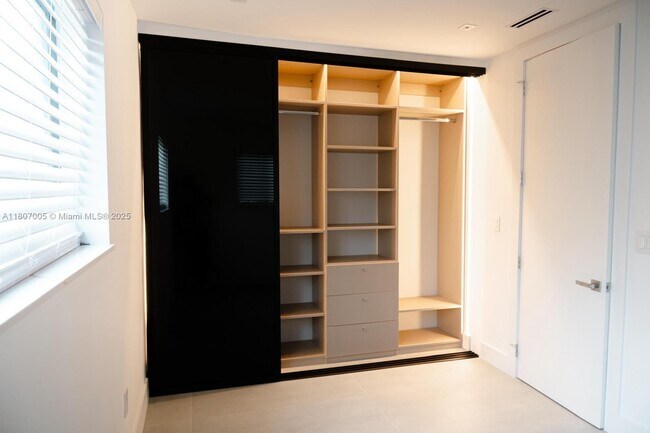 Foto del edificio - 830 NE 171 St