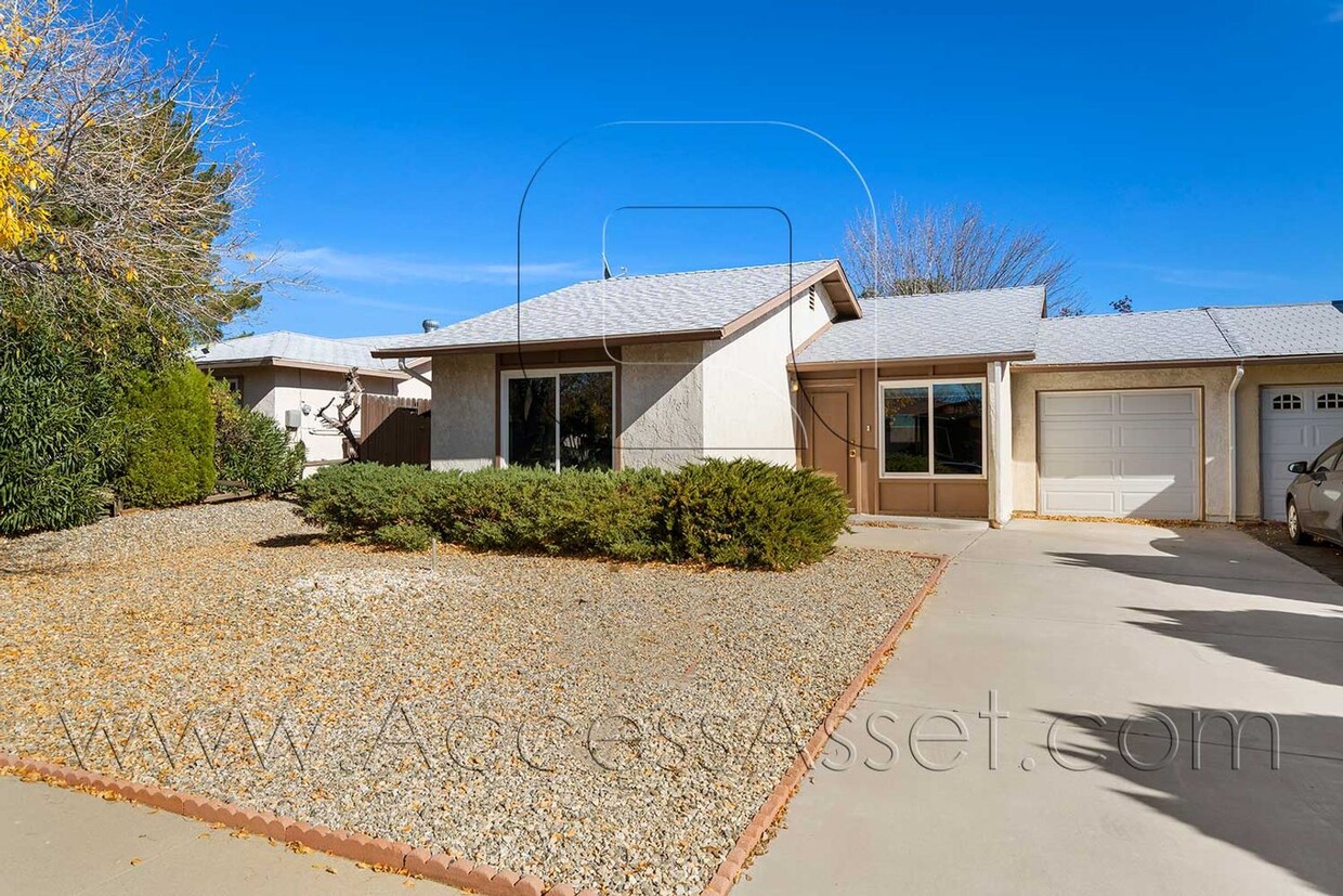 Foto principal - Beautiful 2 Bed/ 1 Bath Home Located In 55...