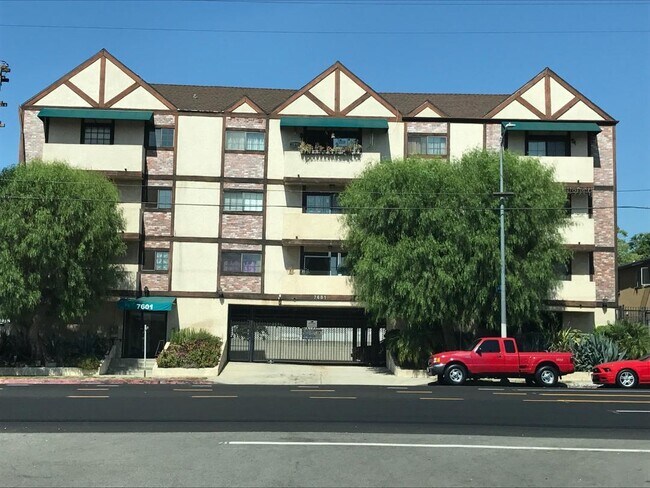 Foto del edificio - 7601 N Hollywood Way