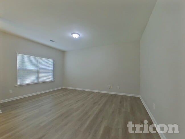 Building Photo - 3333 Lowland Dr