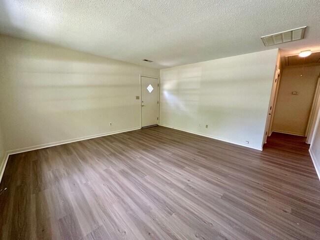 Building Photo - Country Living!