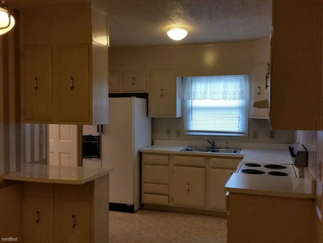 Building Photo - 4815 Ferncrest Dr