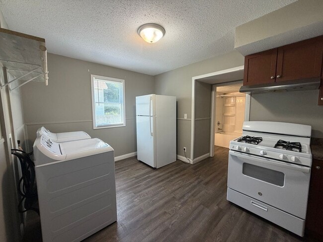Building Photo - Charming Remodeled 2-Bedroom Home