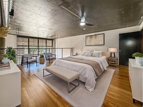 Building Photo - 1005 S Shepherd Dr