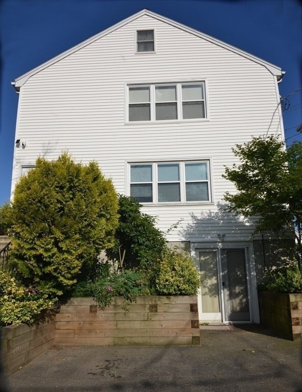 Building Photo - 61 Tracey St