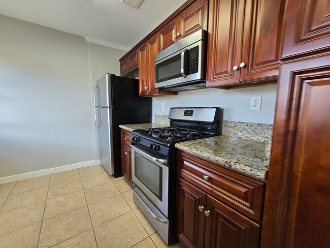 Building Photo - 6 bed house on Tipton Available!