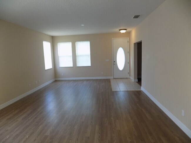 Foto del edificio - BEAUTIFUL 3 BEDROOM, 2 BATH, 3 CAR GARAGE ...
