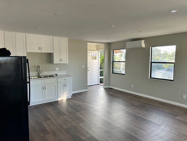 Building Photo - 5551 Lemon Ave