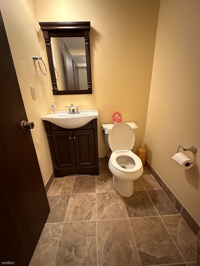 Building Photo - 2 br, 1.5 bath Condo - 51260 Johns Dr # 14