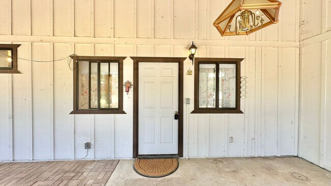 Building Photo - Darling Fully Furnished Guest Home Unit wi...