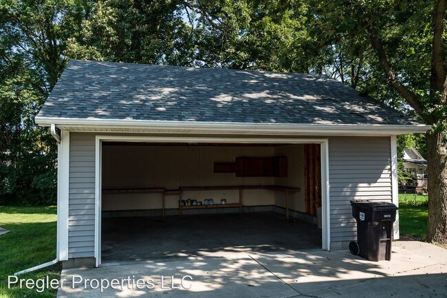 Building Photo - 4 br, 1.5 bath House - 2504 Rainbow