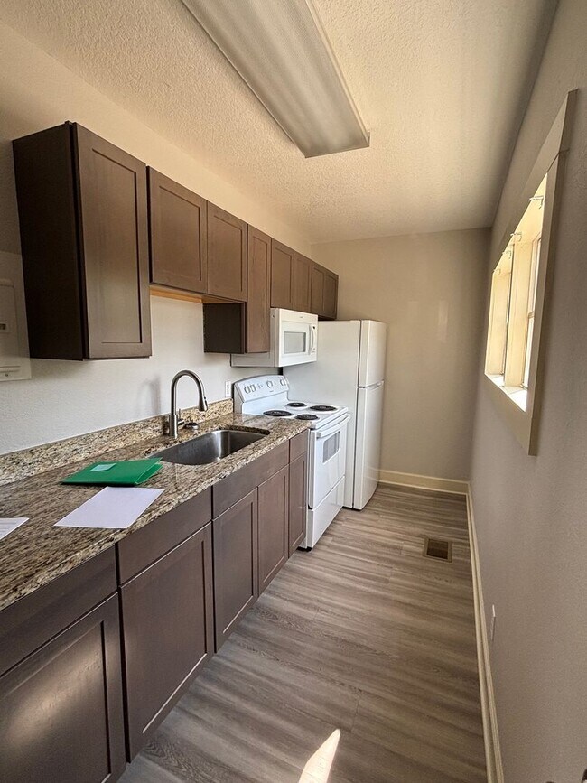 Foto del edificio - For Rent: Charming Mixed-Use Home – 1 Bedroom + Den