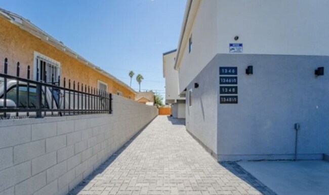 Foto del edificio - 1348-1348 E Vernon Ave